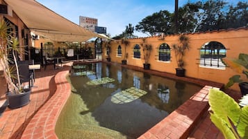 Kolam renang outdoor