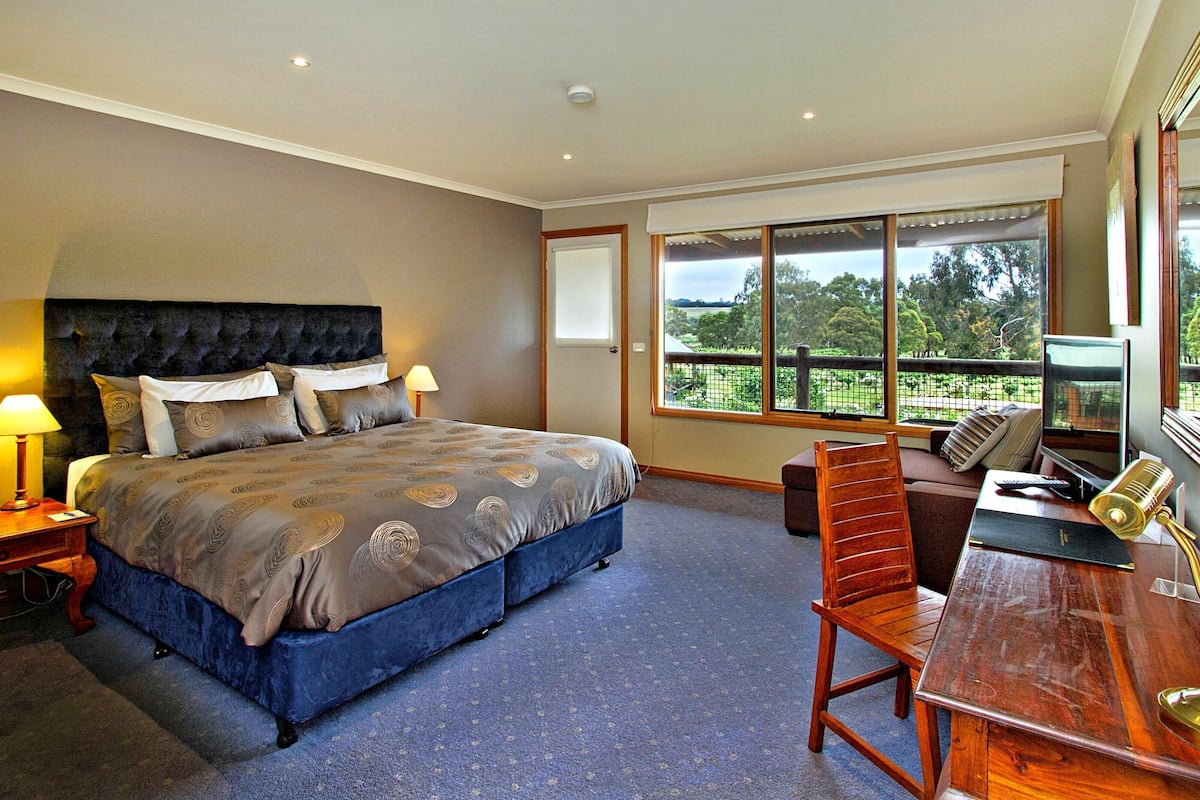 macedon spa suite | 1 bedroom, minibar, desk, soundproofing