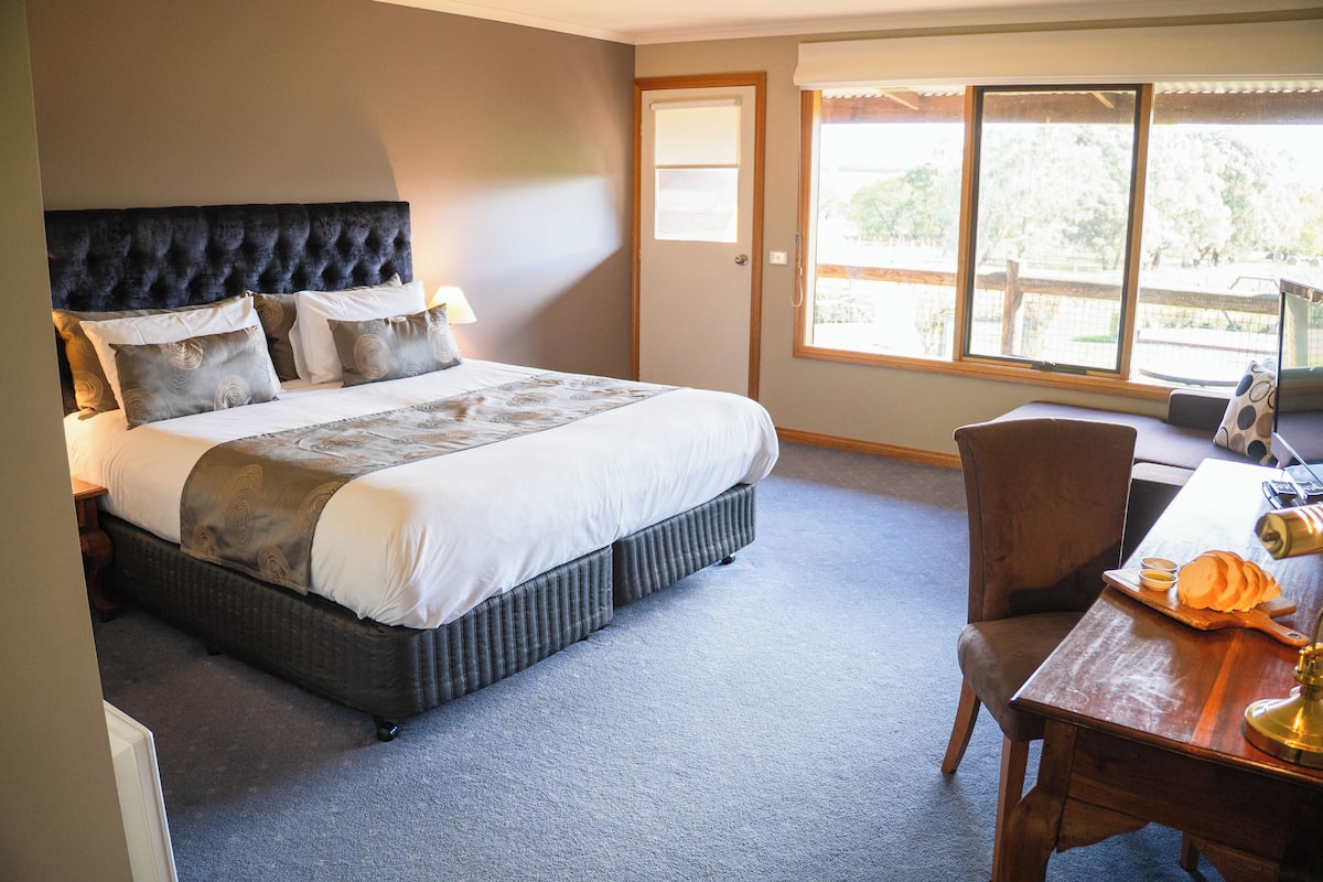 Premium bedding, soundproofing, iron/ironing board, free WiFi