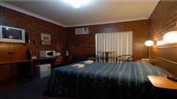 Desk, soundproofing, iron/ironing board, free WiFi