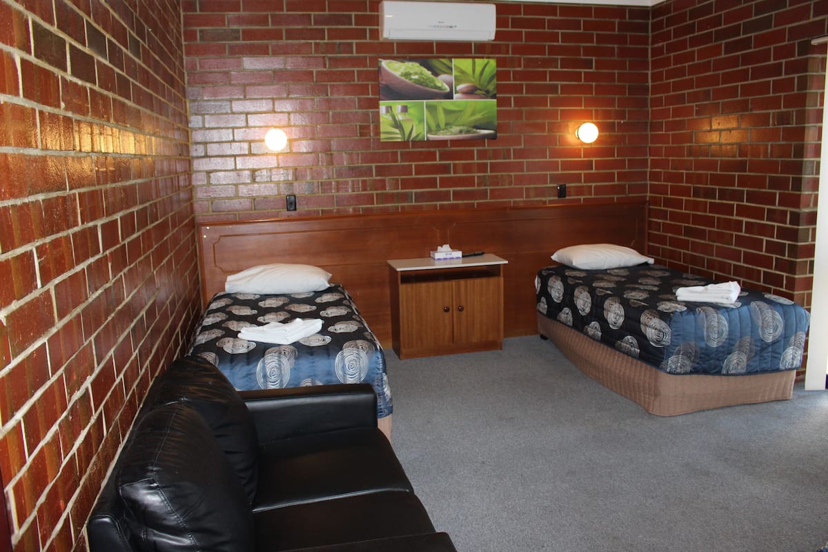 Bureau, systĂšme dâinsonorisation, fer et planche Ă repasser