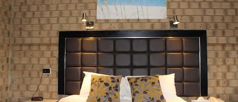 Quarto luxo (Queen) | Escrivaninha, quartos à prova de som, ferros/tábuas de passar roupa