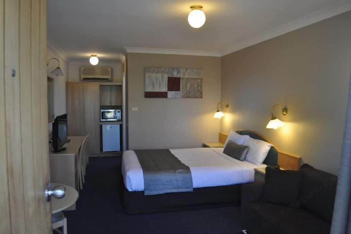 Premium bedding, down duvets, pillow-top beds, blackout curtains
