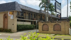 A building with a sign for 'In Town Motor Inn' and a 'Vacancy' sign on the side. - In Town Motor Inn (Taree)