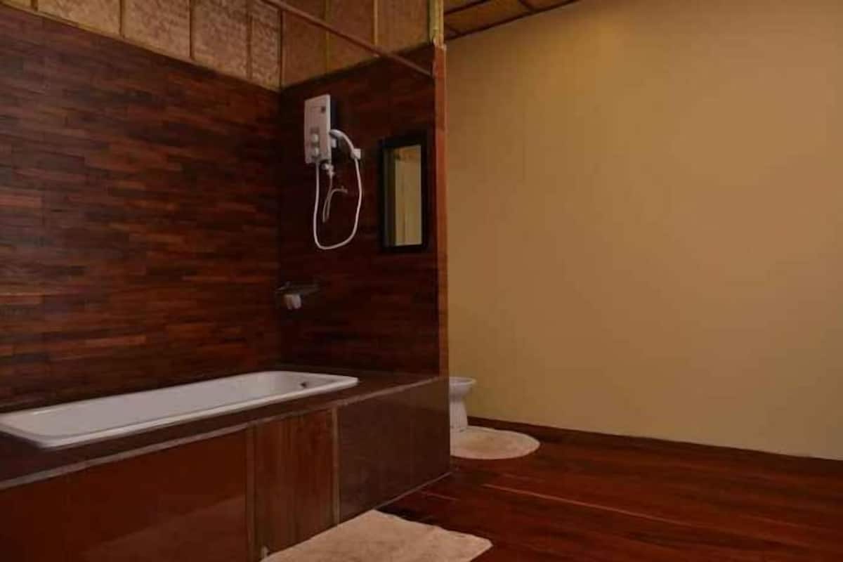 Bathroom | Free toiletries, hair dryer, slippers, towels