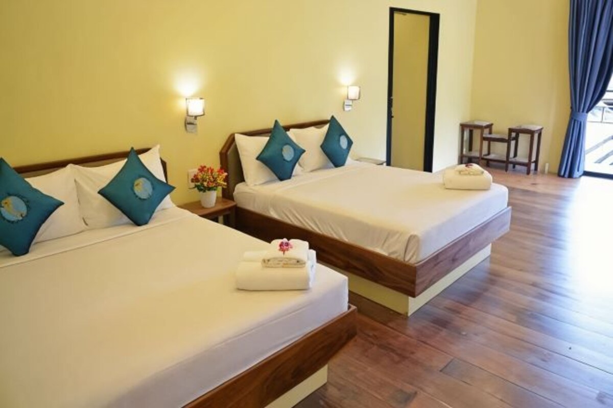 Minibar, brankas, tirai kedap cahaya, dan tempat tidur lipat/tambahan