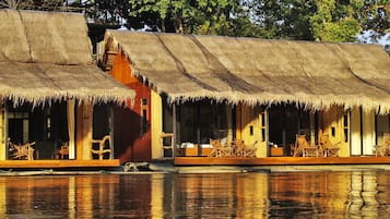 River Kwai Suite ( Raft ) | Frigobar, cofres nos quartos, cortinas blackout