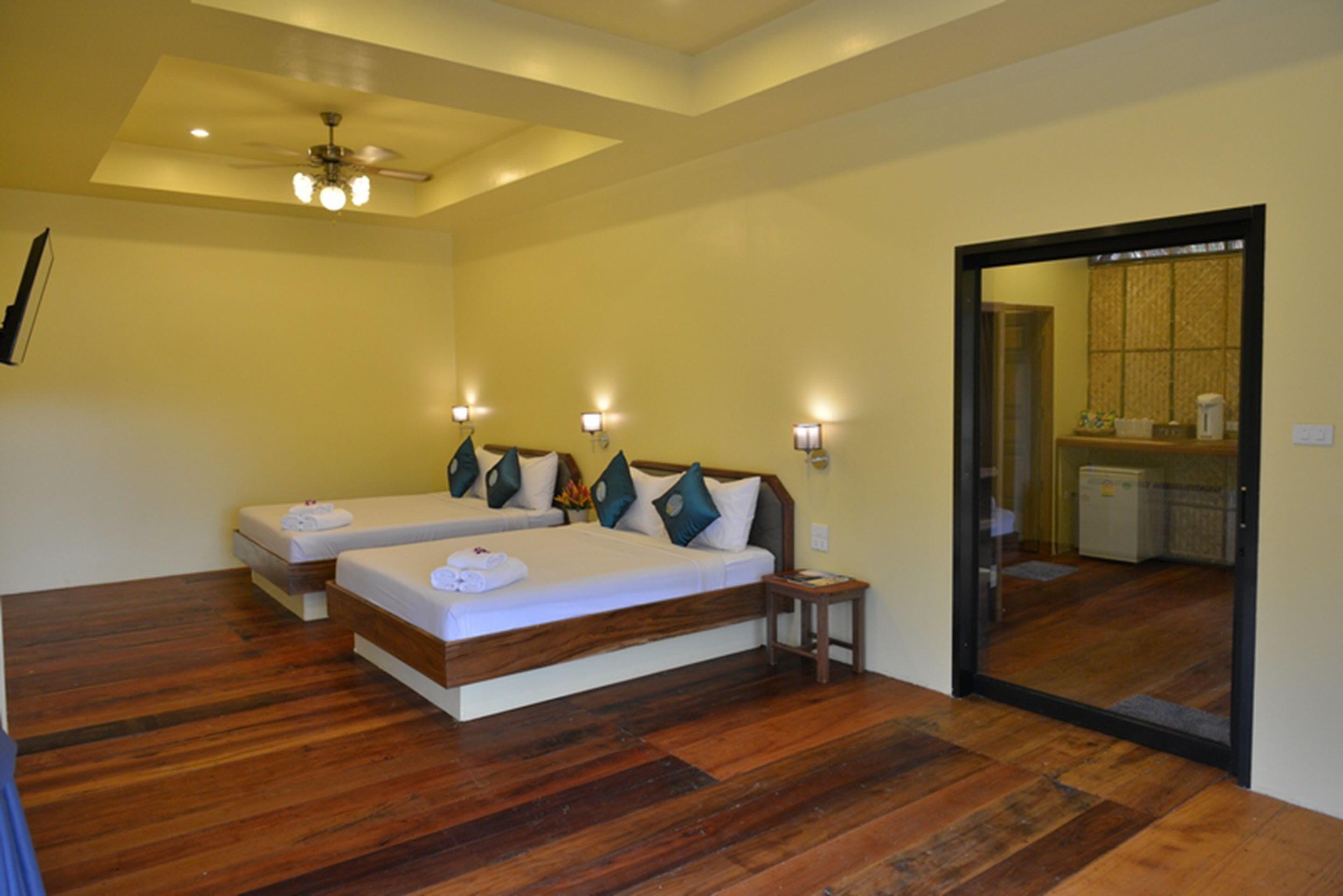 honeymoon suite | minibar, in-room safe, blackout curtains, rollaway beds