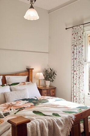 1 bedroom, individually decorated, individually furnished, desk - Woolmers Estate (Longford)