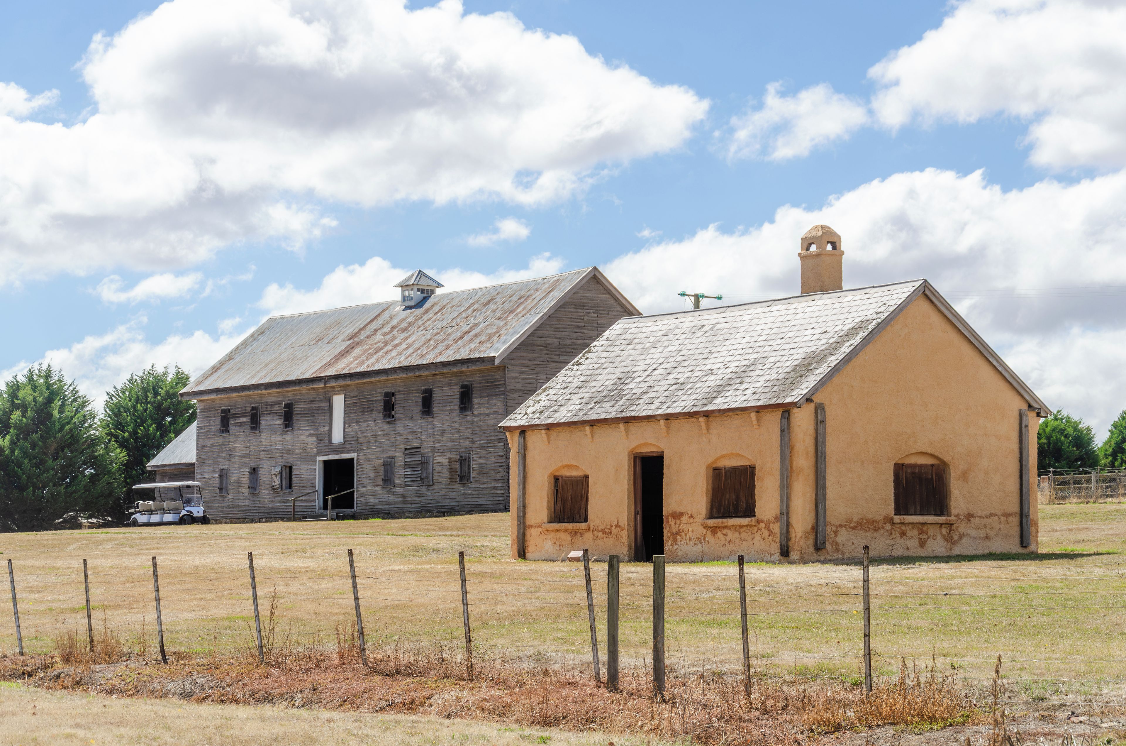Il s’agit d’un bâtiment rustique, doté d’une façade en bois et d’une annexe plus petite, tous deux caractérisés par une architecture simple et fonctionnelle.
