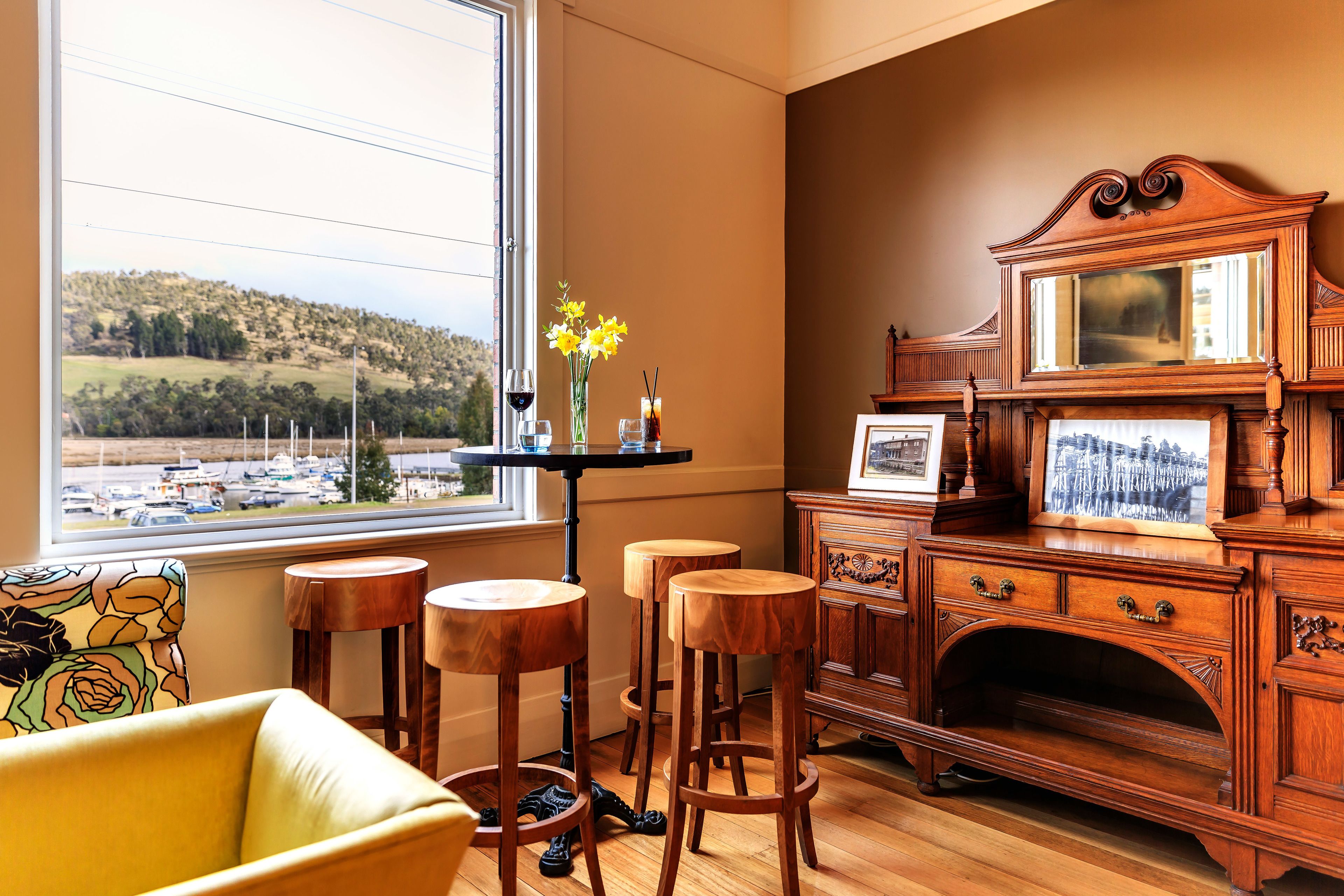 ocean views, serves lunch, dinner and happy hour