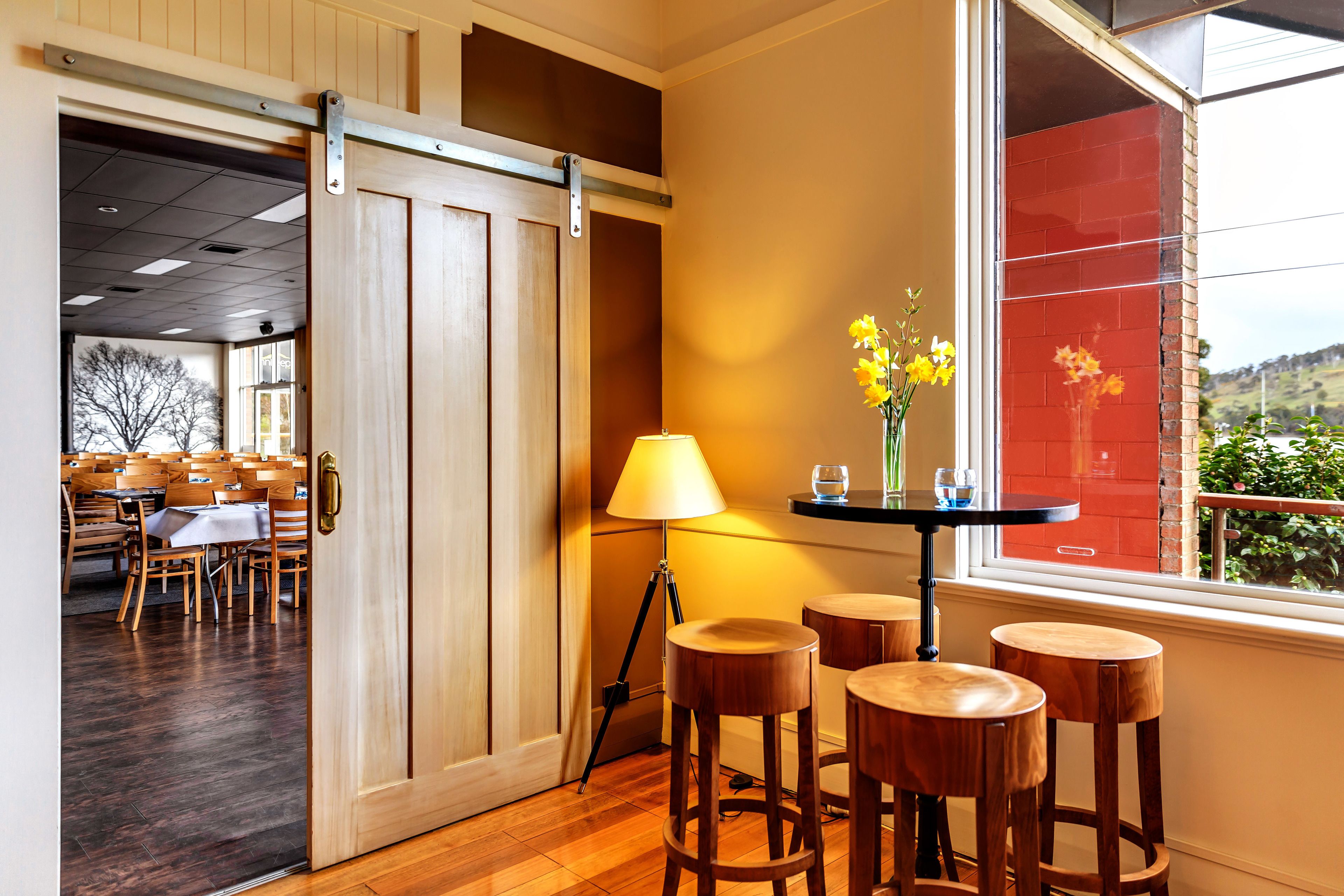 ocean views, serves lunch, dinner and happy hour