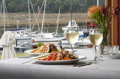 Cocina local, con vista al mar . The Kermandie Hotel