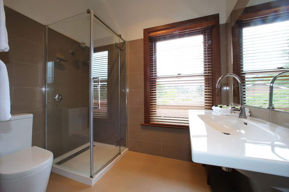 heritage family room | bathroom | shower, free toiletries, towels