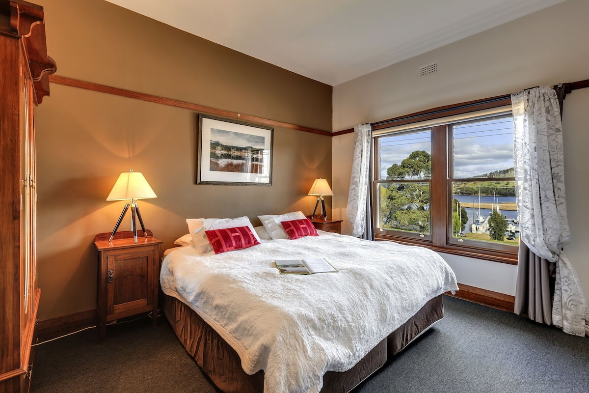 heritage king room with marina & water views | wifi, bed sheets