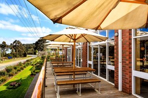 Cucina locale, con vista sul mare 