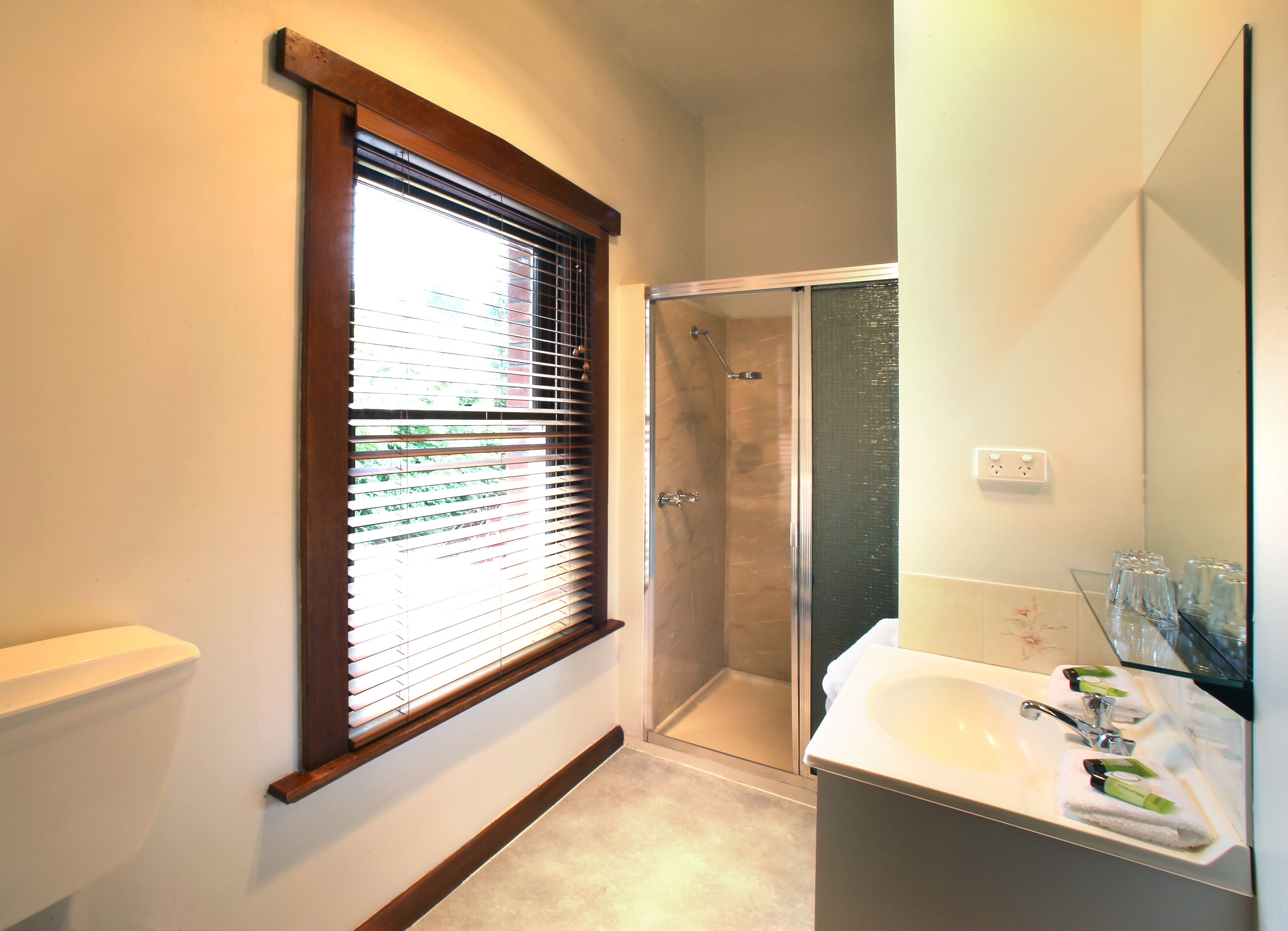 heritage budget double room | bathroom | shower, free toiletries, towels