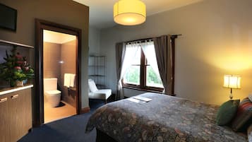 Heritage Queen Room with Marina & Water Views | WiFi, bed sheets