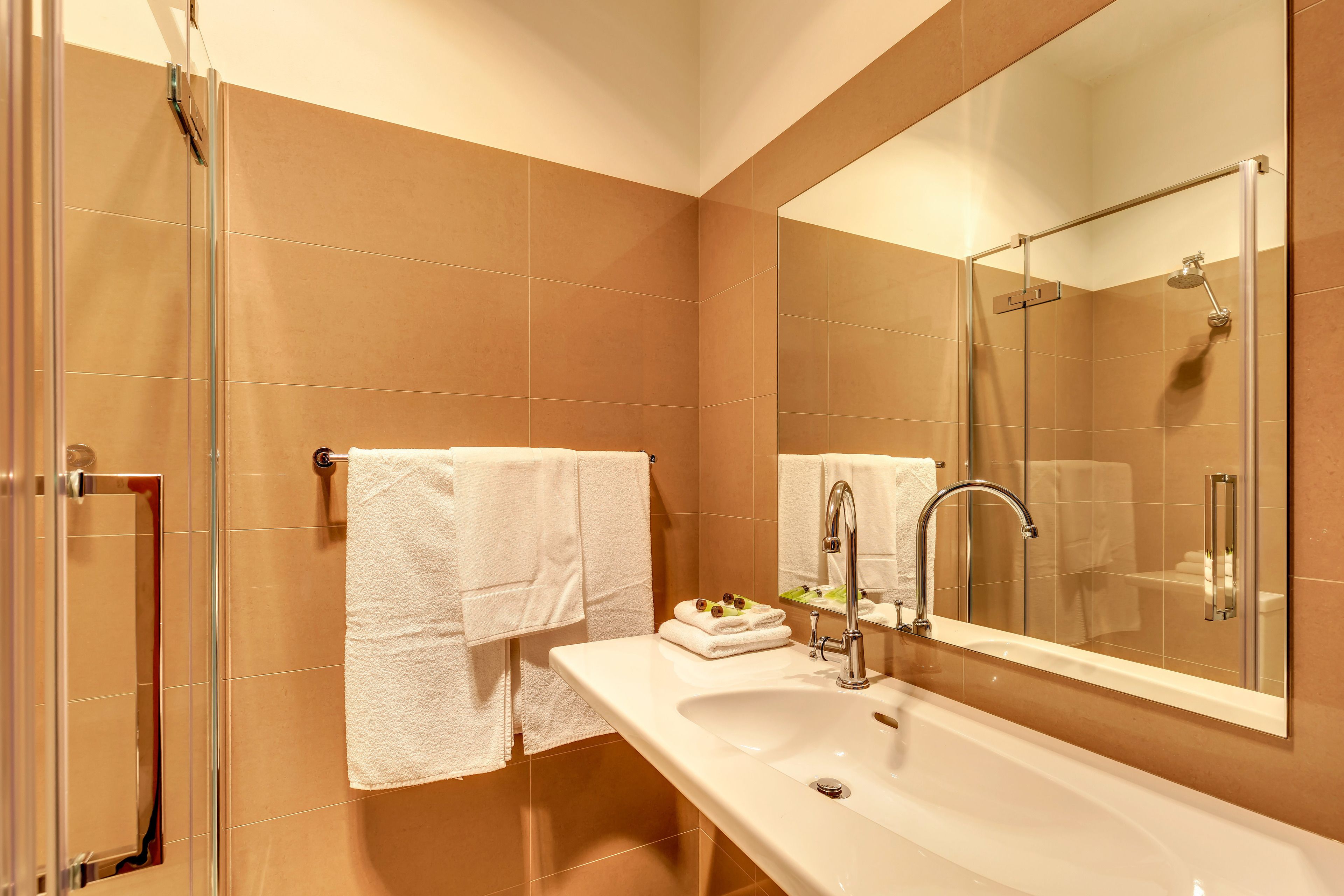 heritage king room with marina & water views | bathroom | shower, free toiletries, towels