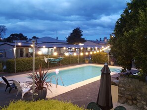 Seasonal outdoor pool, sun loungers - Amble Inn Motel - Masterton (Masterton)