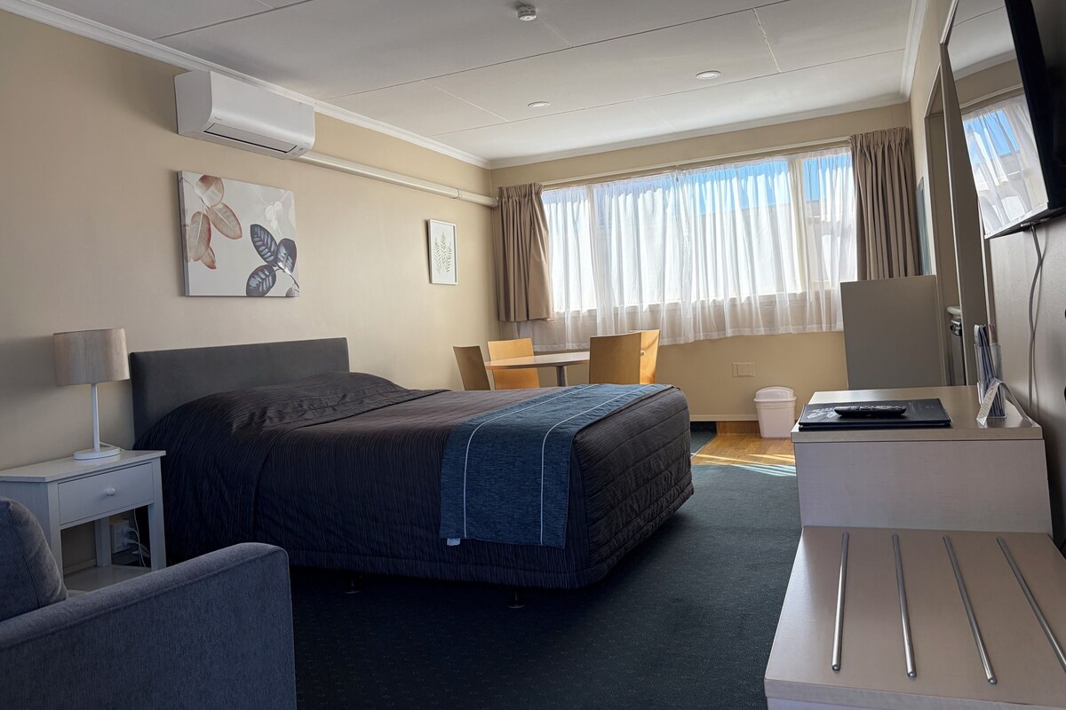 One Bedroom Family | Desk, laptop workspace, iron/ironing board, WiFi (free)