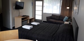 One Bedroom Family | Individually decorated, individually furnished, desk, laptop workspace - Amble Inn Motel - Masterton (Masterton)
