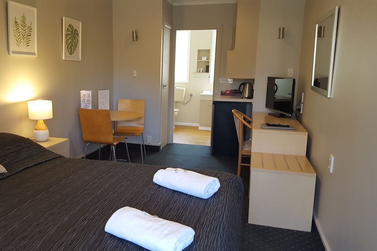 1 bedroom, individually decorated, individually furnished, desk