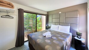 Iron/ironing board, WiFi (free), bed sheets - Executive Hideaway Motel (Benalla)