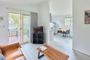 标准套房, 2 间卧室, 无烟房, 厨房 | 起居区 | 32-英寸纯平电视 （配备数码频道）、电视