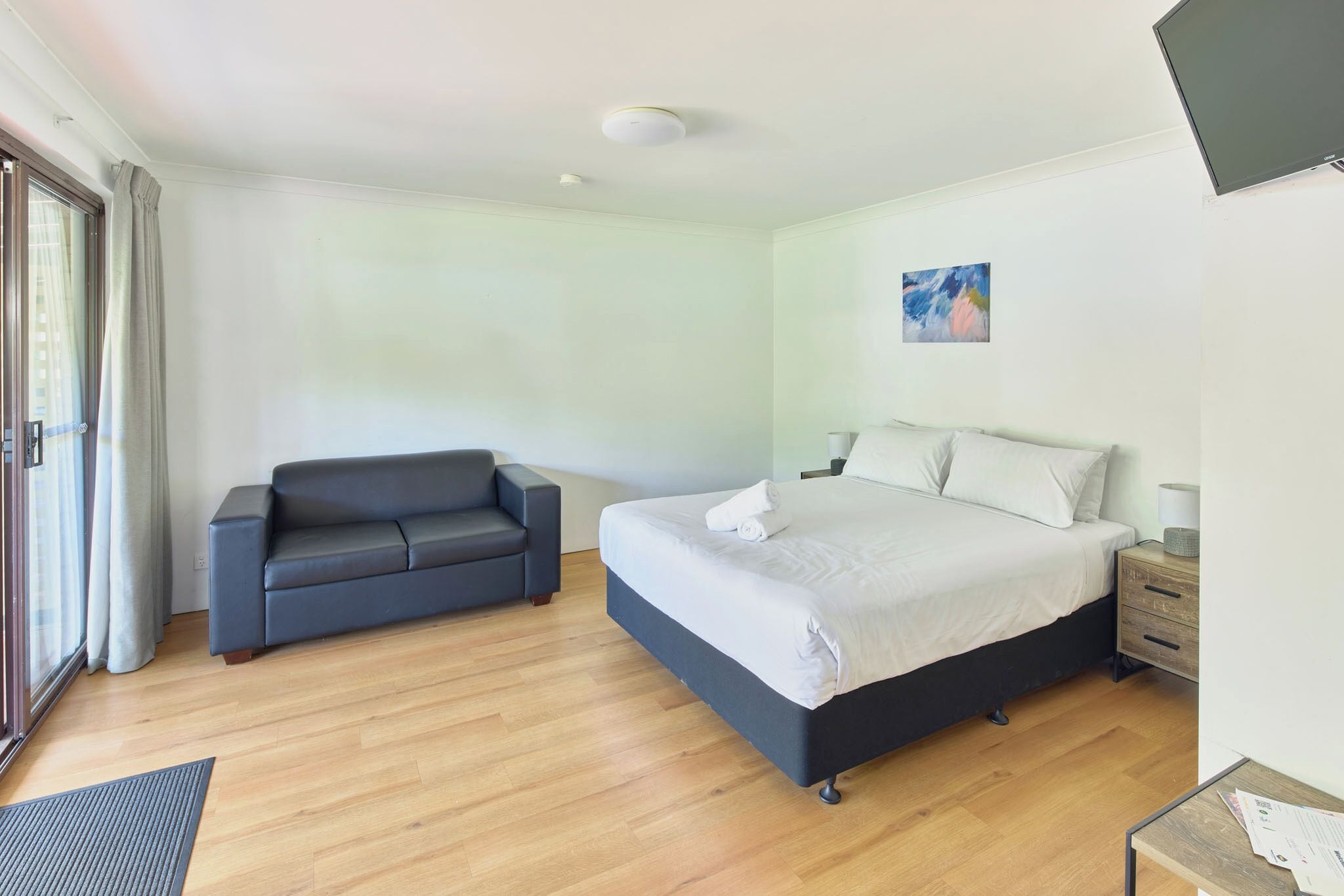 Studio Queen Room | Laptop workspace, bed sheets