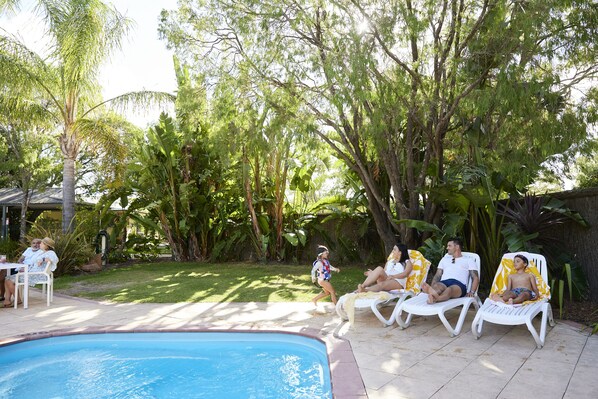 2 من حمّامات السباحة الخارجية