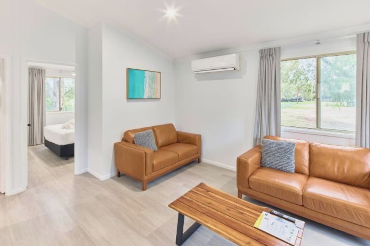 Living area | 32-inch flat-screen TV with digital channels, TV