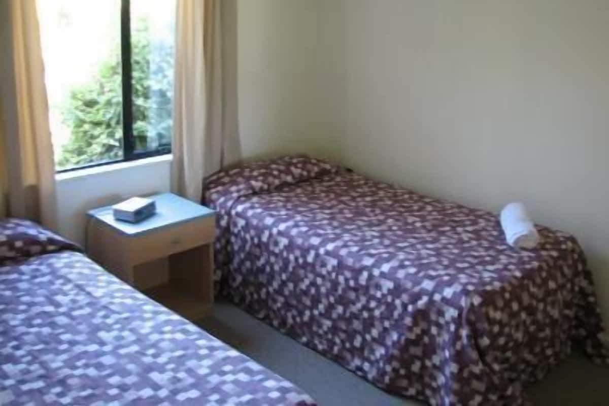 Suite estándar, 2 habitaciones, cocina básica (Unit) | Tabla de planchar con plancha, wifi gratis, ropa de cama