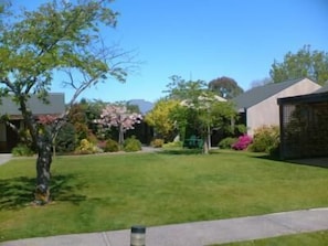 Property grounds - Christchurch Park Motel (Christchurch)