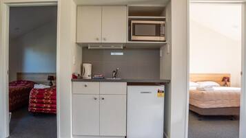 Réfrigérateur, micro-ondes, cafetiÚre/bouilloire