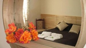 In-room safe, desk, cribs (surcharge), bed sheets - Cherrabah Resort (Elbow Valley)