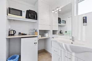 Fridge, microwave, electric kettle, toaster - Alexander Motel (Taumarunui)