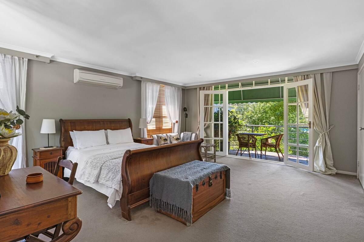 the castle spa suite | premium bedding, iron/ironing board, free wifi, bed sheets