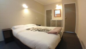 Standard Suite, 1 Bedroom, Non Smoking, Kitchen (Unit A) | Iron/ironing board, WiFi (surcharge) - Takanini Park Motor Lodge (Takanini)