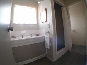 Suite estándar, 1 habitación, para no fumadores, cocina (Unit B) | Baño | Regadera, secadora de cabello, toallas 