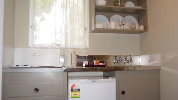 Executive Studio, Non Smoking, Kitchenette | Private kitchenette | Fridge, microwave, coffee/tea maker