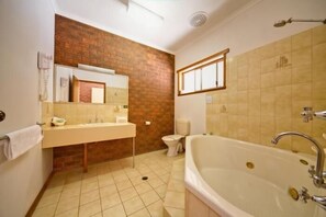 Free toiletries, hair dryer, towels - Paradise Lakes Motel (Kialla)