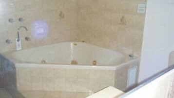 Un baño con bañera, ducha e inodoro.
