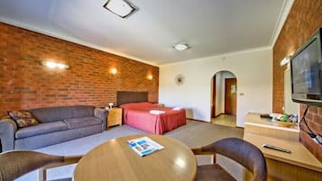 Escritorio, tabla de planchar con plancha, wifi gratis y ropa de cama