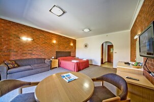 Escritorio, tabla de planchar con plancha, wifi gratis y ropa de cama