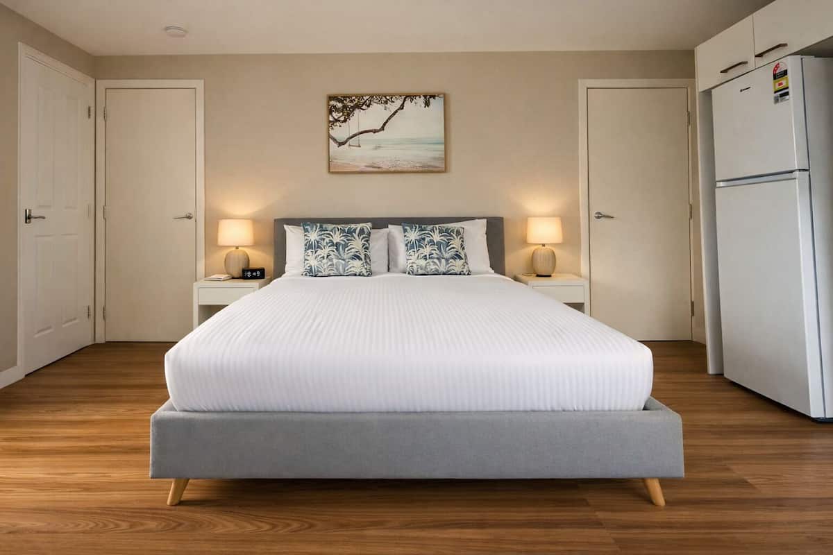 Economy kamer, 1 slaapkamer, uitzicht op tuin | 1 slaapkamer, geluiddichte muren, een strijkplank/strijkijzer