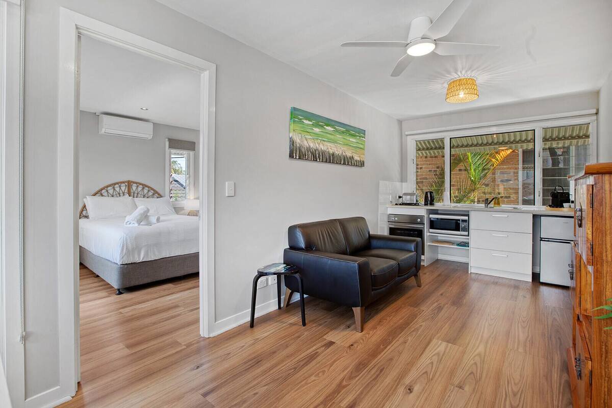 Studio (Studio 5 Upstairs, Street View) | Woonkamer | Een televisie en een dvd-speler