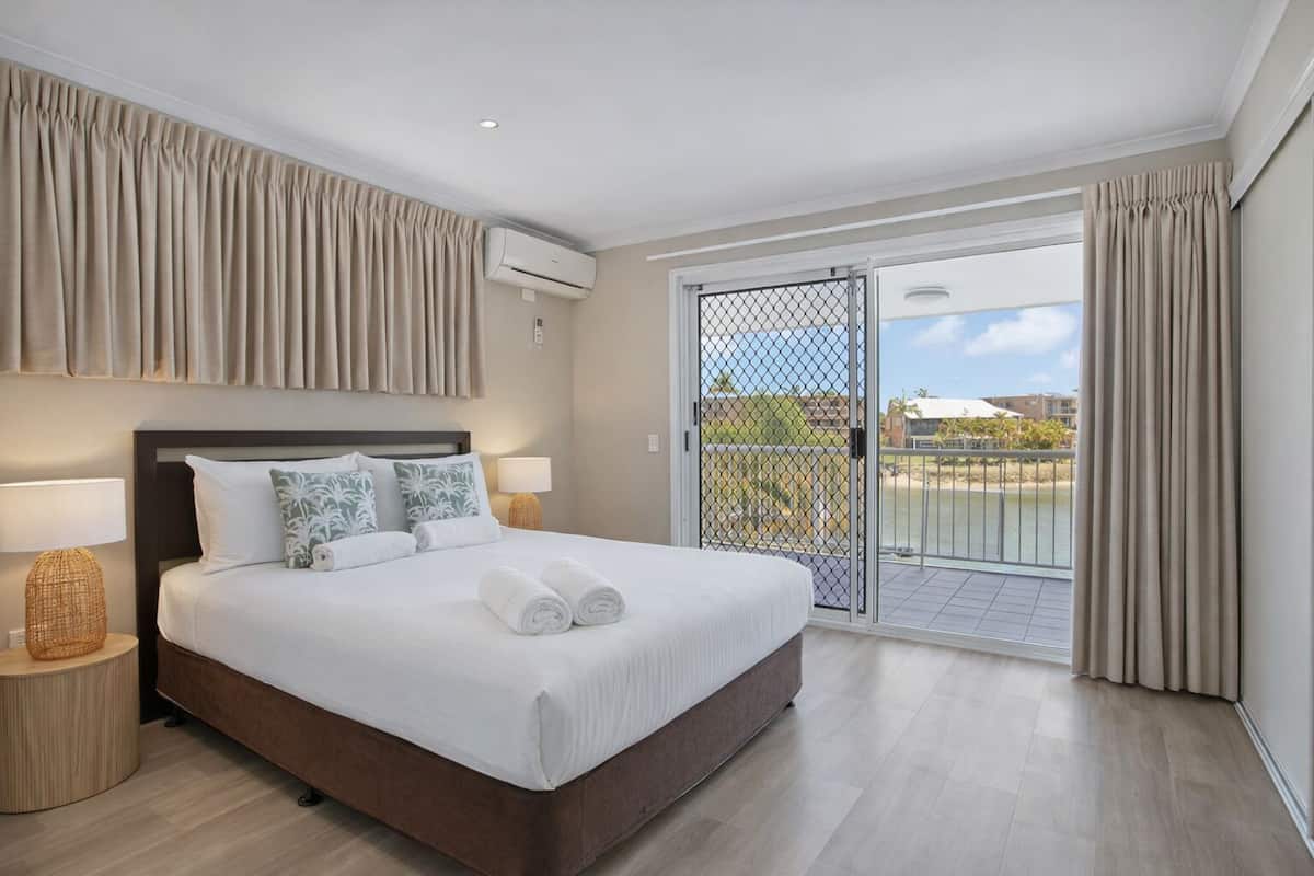 Villa, 2 soverom (1 Waterfront - Indoor Pet Friendly ) | 1 soverom, lydisolert, strykejern/-brett og sengetøy