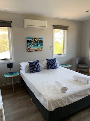 1 habitación, sistema de insonorización y tabla de planchar con plancha