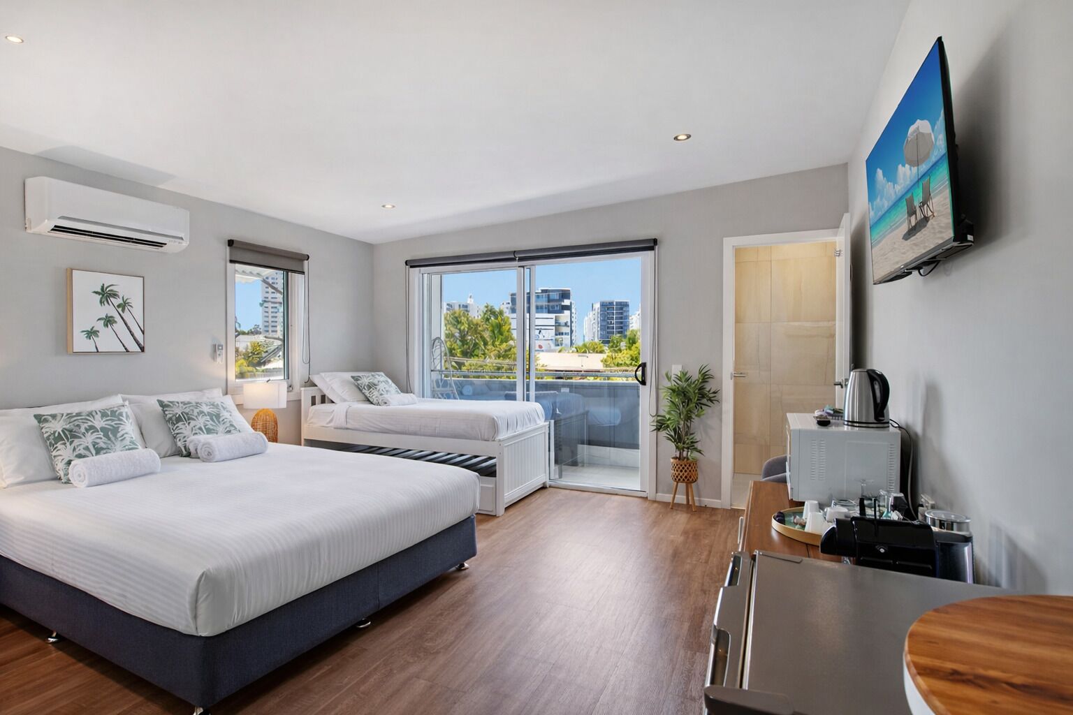 Studio (Studio B, Upstairs, Street View) | 1 slaapkamer, geluiddichte muren, een strijkplank/strijkijzer